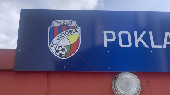 Qualche minuto di interruzione in Plzen-Fiorentina: lancio di fumogeni dal settore ospiti