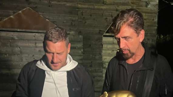 Tapiro d'oro a Totti: "Non lo dica a Ilary, altrimenti le fa sparire anche questo"