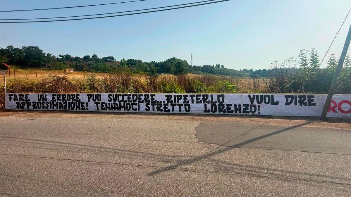 Roma, striscione a Trigoria per Pellegrini: "Ripetere un errore vuol dire approssimazione"
