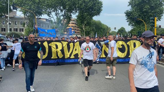 TMW - Inter, il corteo dei tifosi verso l'Olimpico: cori e fumogeni dei nerazzurri a Roma