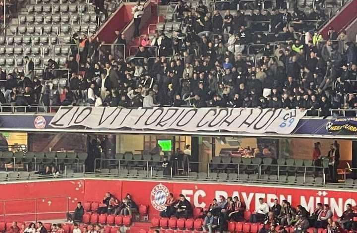 Bayern-Inter vista dalla curva: quasi 5000 sostenitori, tanti silenzi e uno striscione per Boiocchi
