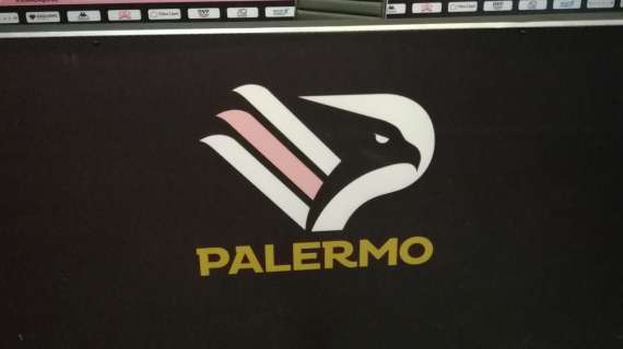 Il Palermo abbraccia virtualmente il Monopoli dopo il rinvio del match: "Il Covid non perdona"