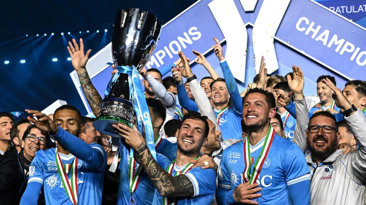 Il Napoli vince, convince e alza la Supercoppa. E anche le casse sorridono