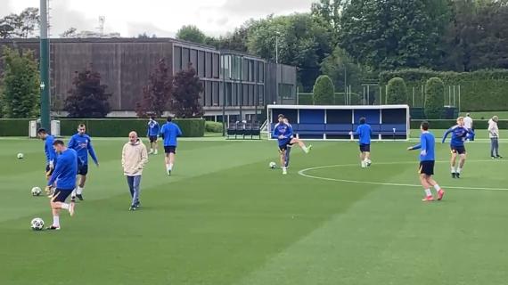 Inter, Lautaro e Pavard in gruppo: riscaldamento personalizzato. Frattesi fermo in via precauzionale