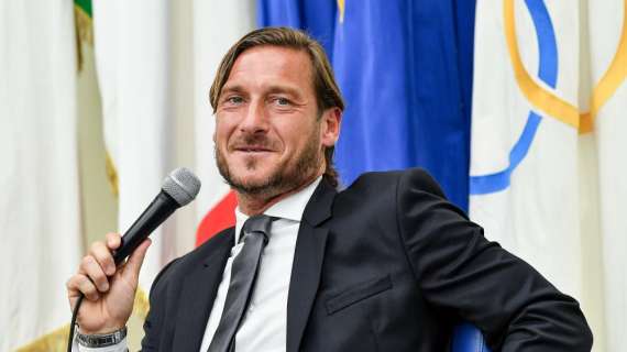 Inter-Roma, abbraccio tra Fienga e Totti prima del fischio d'inizio