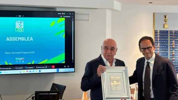 Serie B, premiato Galliani per i suoi 50 anni nel calcio: "Chi lo ama difficilmente ne esce"