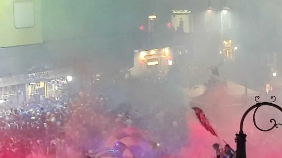 Tutti in piazza a Napoli per la festa scudetto, l'assalto alla fontana del Carciofo
