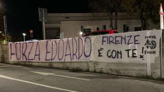 "Forza Edoardo, Firenze è con te": lo striscione per Bove fuori dall'Ospedale Careggi