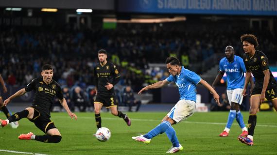 Passo falso verso lo Scudetto: il Napoli si fa rimontare due volte dal Genoa e l'Inter accorcia