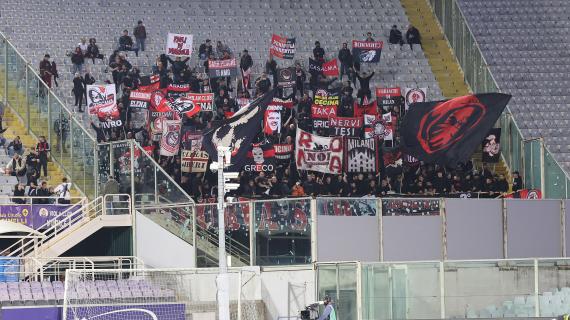 Trovati coltelli, sfollagente e tubi di metallo sui pullman degli ultras del Milan: tifosi identificati