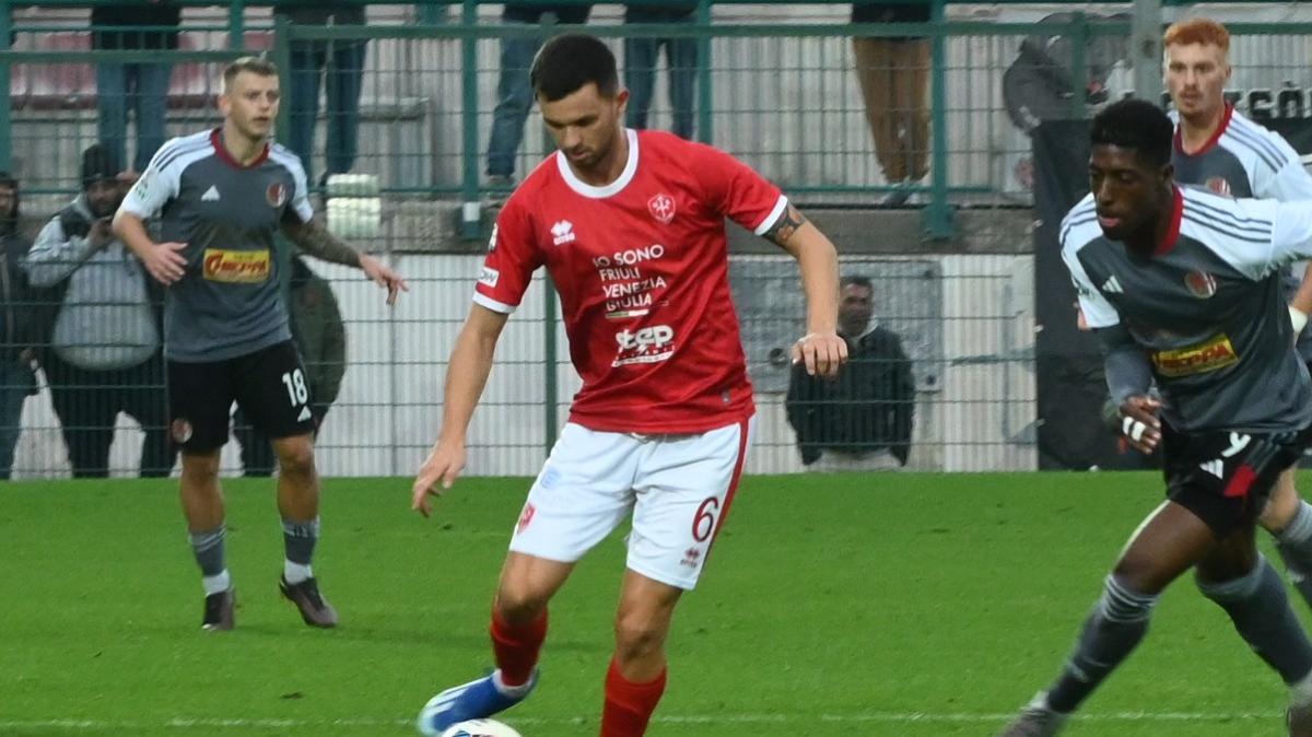 Il Bari è in emergenza sulla fascia sinistra. Con i biancorossi si allena lo svincolato Anzolin