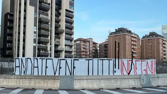 "Andatevene tutti: indegni". Striscione della Curva Sud fuori da Casa Milan