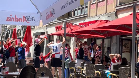 È già Croazia-Italia: bandiere a scacchi e cori per le strade di Lipsia