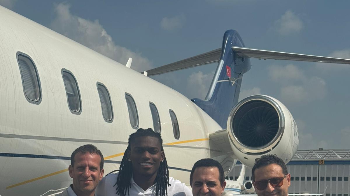 Accoglienza da star e feeling con i tifosi. Leao è a Istanbul: "Voglio aiutare il Galatasaray"
