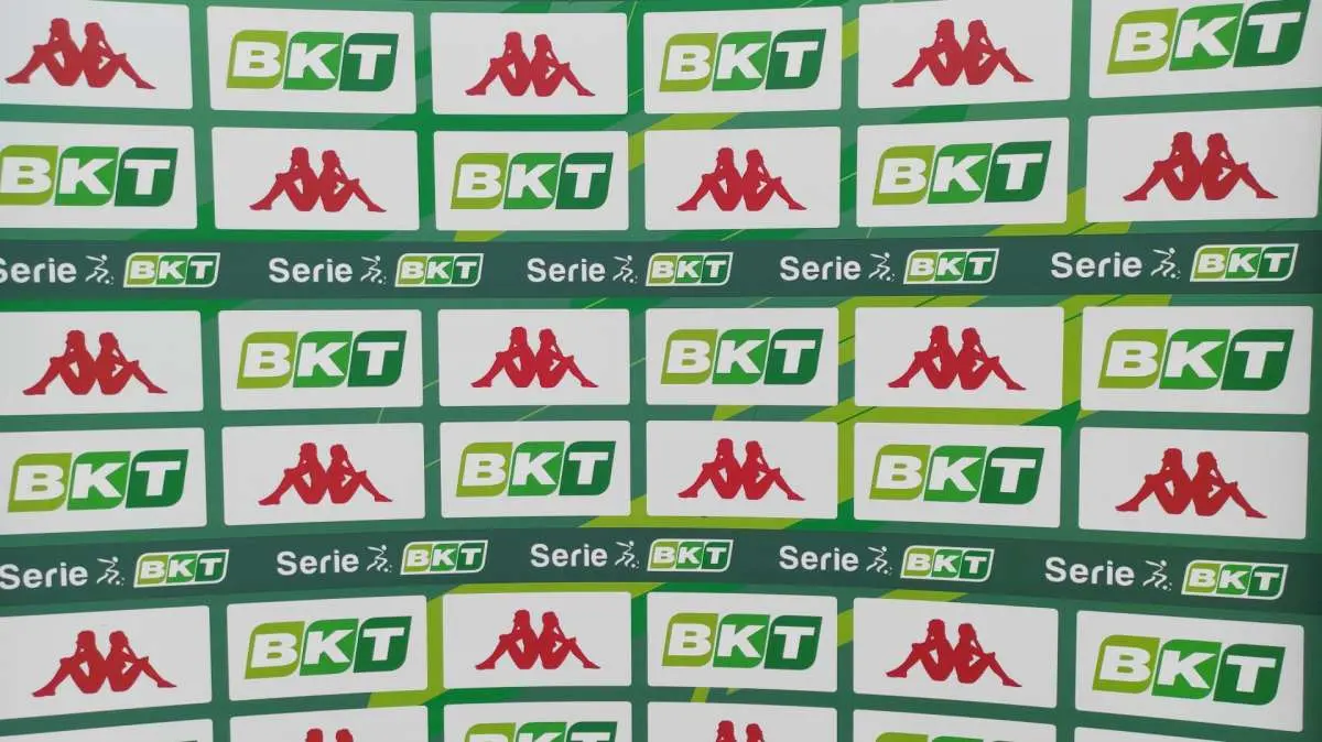 Serie B, risultati e classifica dopo la 16^: il Frosinone vince e allunga. Sorrisi per Genoa e Bari