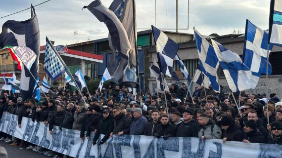 Folla di tifosi a Capodichino per salutare il Napoli