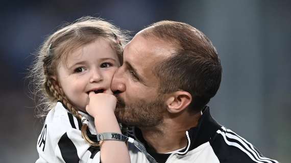 Come Alex Del Piero. Chiellini e il giro dello Stadium per salutare i tifosi della Juventus