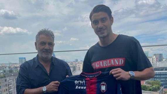UFFICIALE: Crotone, arriva a titolo definitivo dall'AEK Atene Ionut Nedelcearu