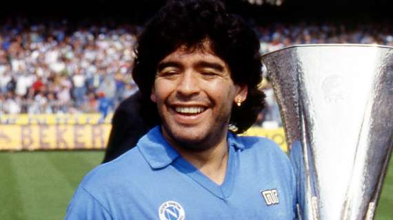Addio Maradona, folla e fumogeni all'esterno del San Paolo: il tributo dei tifosi del Napoli