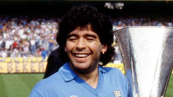 Addio Maradona, l'Ajax omaggia il Pibe de Oro con "Live is Life" durante il riscaldamento
