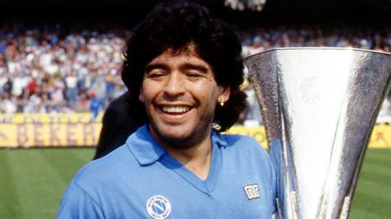 TMW - Maradona, striscione al San Paolo: "Immortale. Tuo vessillo mai smetterà di sventolare"