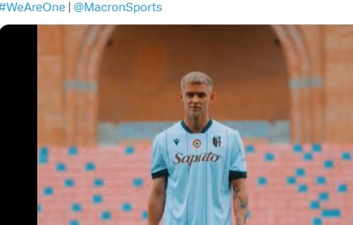 Bologna, presentato il Kit Away 2025/2026 a sfondo bianco con Odgaard modello