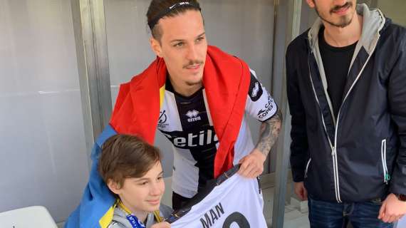 Parma, il bel gesto di Man: scavalca le barriere per regalare la maglia a un baby tifoso 