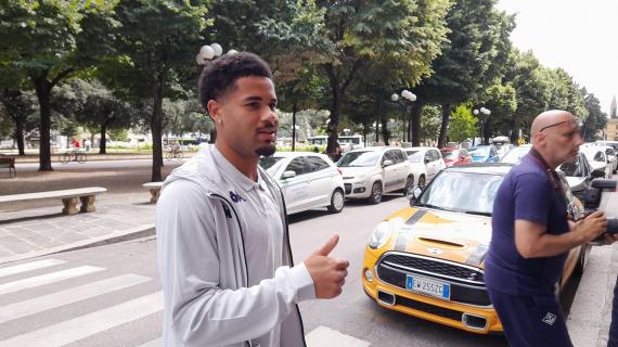 Fiorentina, ecco Sohm: il centrocampista è a Firenze per le visite mediche. Le immagini