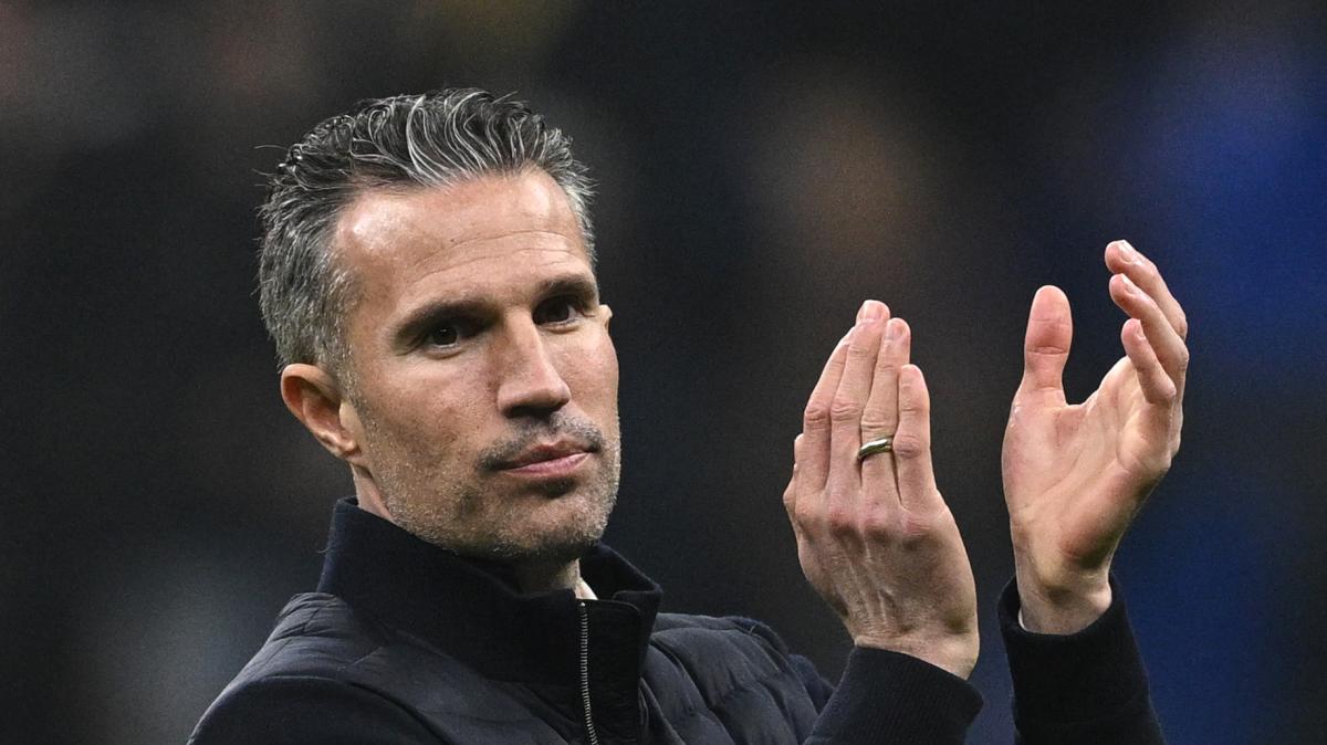 Crollo Feyenoord, fuori dalla Coppa. Van Persie a rapporto dai tifosi: futuro in discussione?