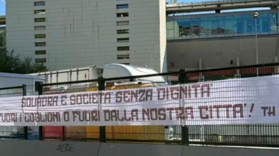 Torino stasera in campo. Ma intanto spunta uno striscione contro squadra e società