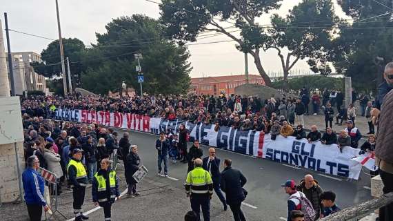 Striscione dei tifosi del Cagliari per Gigi Riva: "Indelebile scelta di vita... Grazie"