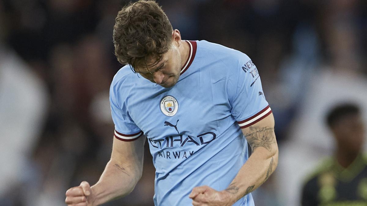 Assurdo al Manchester City, Stones si infortuna facendo l'albero di Natale