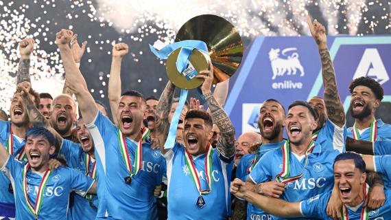 TOP NEWS Ore 13 - Napoli, è qui la festa. Tutte le immagini dopo la conquista dello scudetto