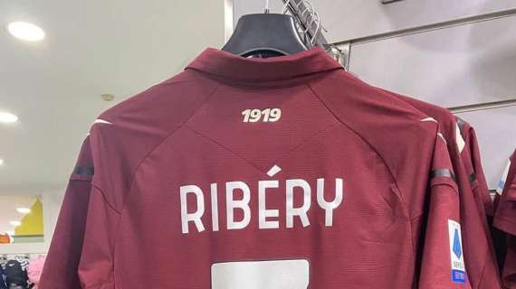 Maglie di Ribery (non ufficiali) già in vendita. La nota della Salernitana: "Adiremo vie legali"