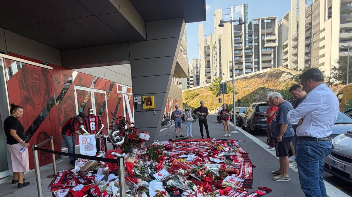 Salvini lascia sciarpa con il 6 di Baresi a Casa Milan: "È stato un esempio"