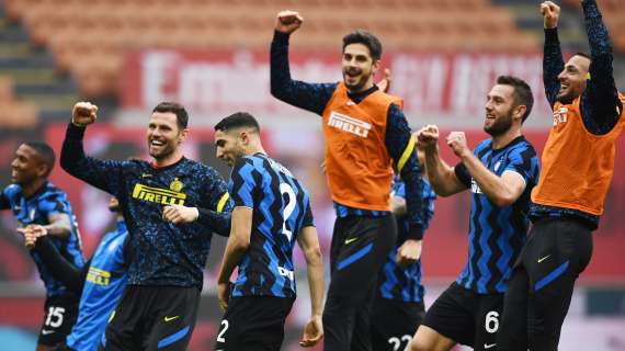 "Chi non salta rossonero è". I giocatori dell'Inter cantano in cerchio dopo il derby