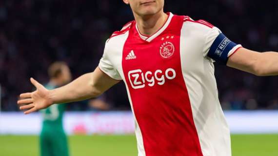 Ajax, 34 titoli come il numero di Nouri. Il club gli dedica la vittoria