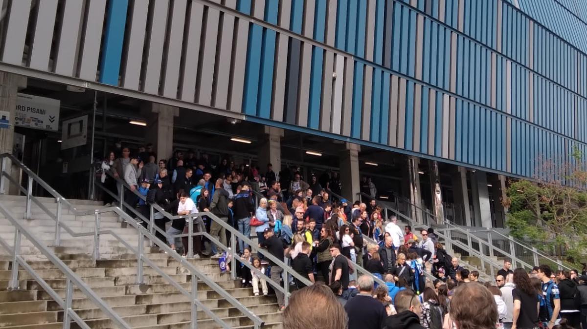 Atalanta, oggi allenamento a porte aperte: tanti tifosi all'esterno della Curva Nord