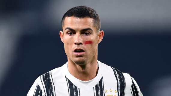 Juventus, Agnelli consegna maglia celebrativa a Ronaldo per i 750 gol in carriera