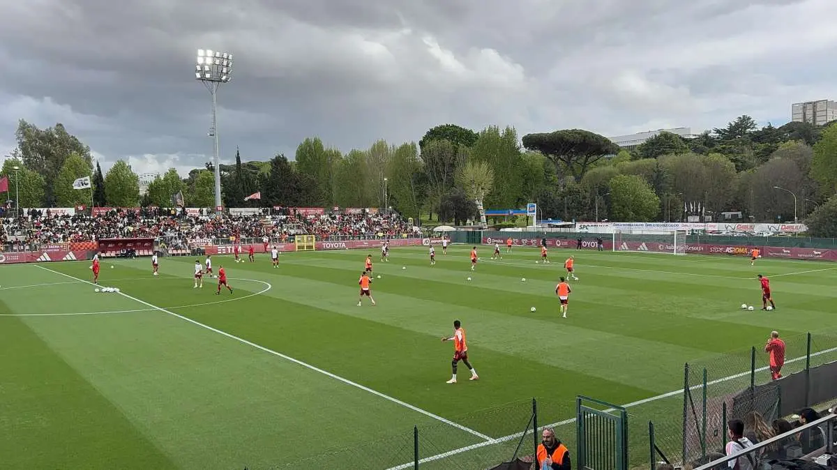 Roma, 3000 tifosi all'allenamento a porte aperte: a segno Hummels, Soulé e Paredes