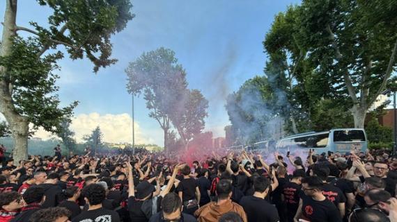 Milan, le immagini del corteo dei tifosi: cori, fumogeni e tanto entusiasmo