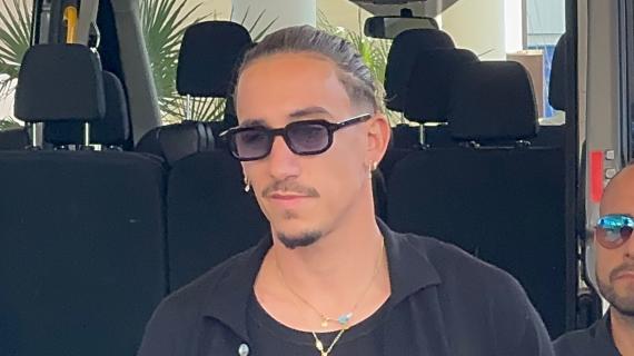 Roma, ecco il terzino sinistro: Tsimikas arrivato a Ciampino, nelle prossime ore le visite
