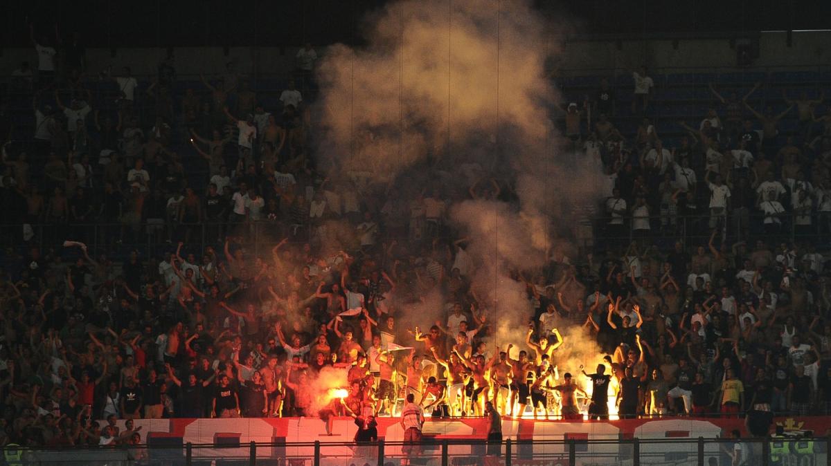 Hajduk-Dinamo Zagabria, che paura: tifosi infiltrati da steward per bruciare uno striscione