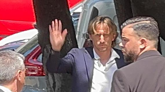Luka Modric arrivato alla Madonnina. Bagno di folla e visite mediche col Milan in corso