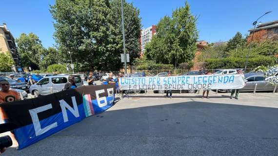 FOTO - Inter, striscione della Curva Nord per Suarez: "Luisito per sempre leggenda"