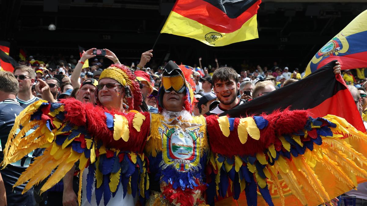 Mondiali: canti e tamburi, show dei tifosi di Ecuador e Germania a Times Square