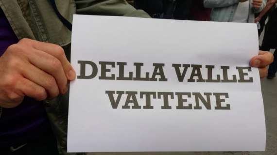VIDEO - Fiorentina, flash mob contro i Della Valle allo store Tod's
