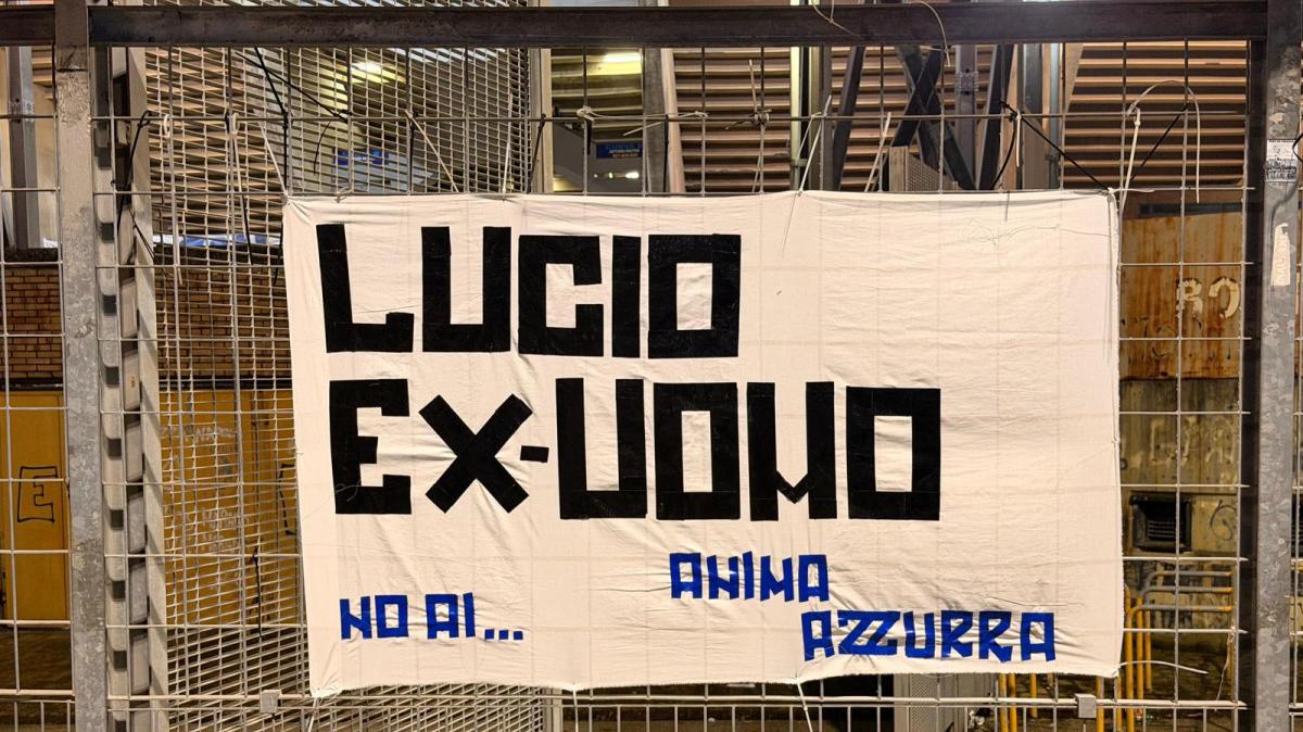 Ex campioni d'Italia? I tifosi del Napoli rispondono a Spalletti con uno striscione: "Ex uomo"