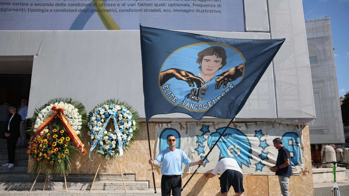 In mille ai funerali di D'Amico. Cataldi: "Merita questo affetto". Presenti anche Lotito e Gravina