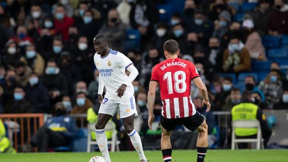 De Marcos condanna il lancio di bengala dei tifosi dell'Athletic: "Mi scuso coi tifosi romanisti"